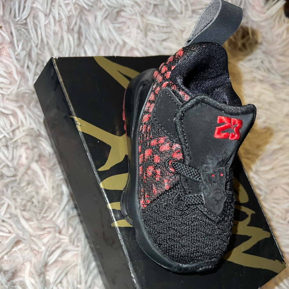 BRAND NEW SIZE 4C UNISEX LEBRONS